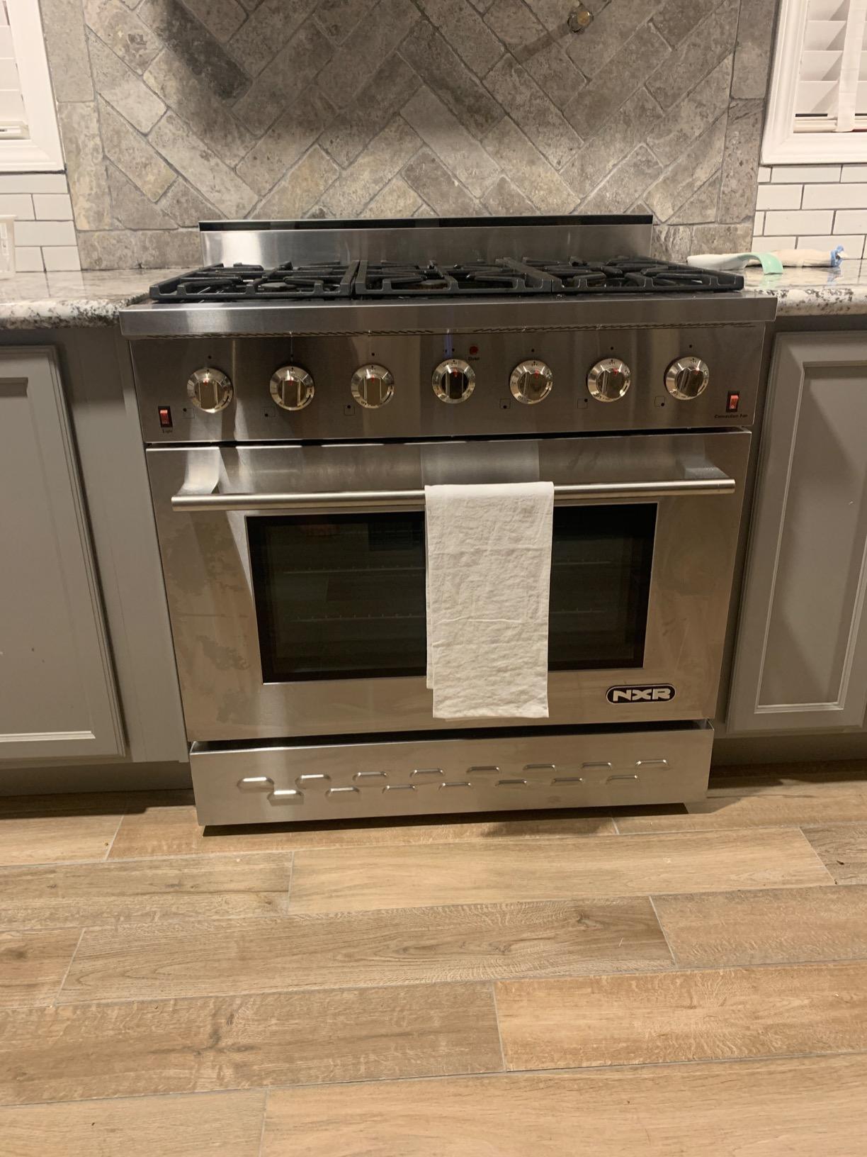 【Appliances】36" 5.5 cu.ft. Pro-Style Natural Gas Range with Convection Oven